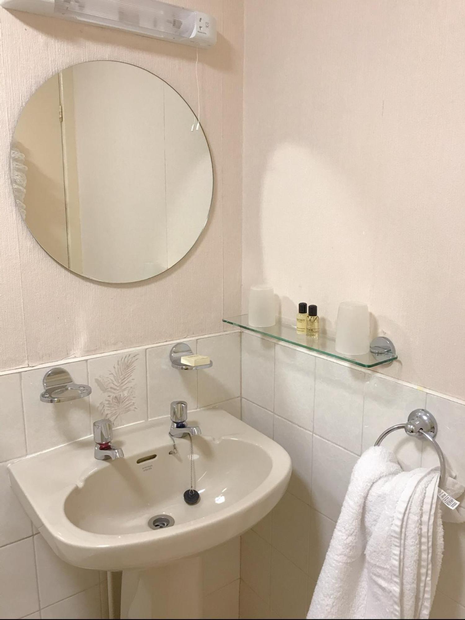 White Court Bed & Breakfast 4*